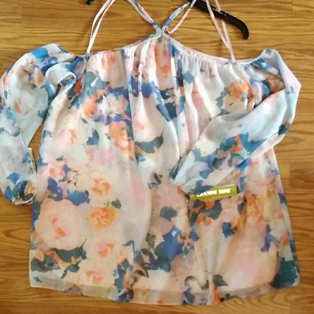 New Gianni Bini off shoulder shirt